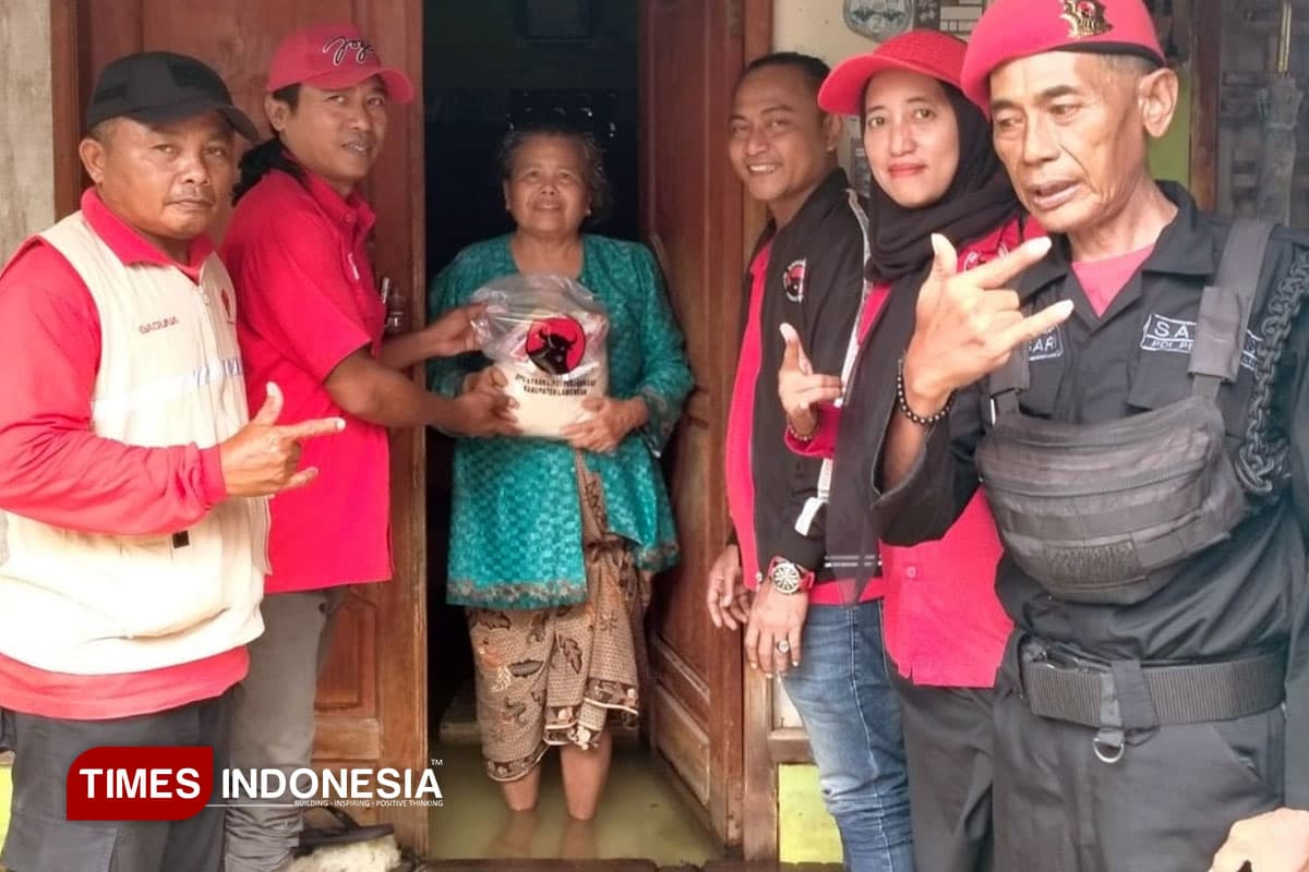 PDI Perjuangan Lamongan Turun Langsung Bantu Korban Banjir Bengawan Jero