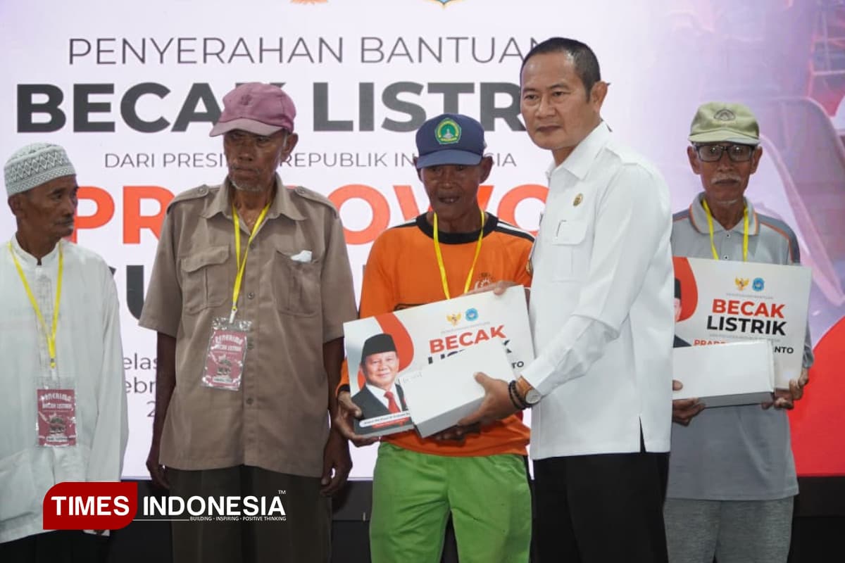 Presiden Prabowo Salurkan 200 Becak Listrik untuk Pengemudi Lansia di Lamongan